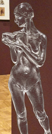 Retusche einer Bronzefigur. Aufgabe: Aus einer Bronzeskulptur eine Glasskulptur machen.